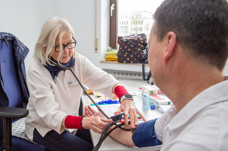 In the photo, the doctor measures the donor’s blood pressure and heart rate, among other things.